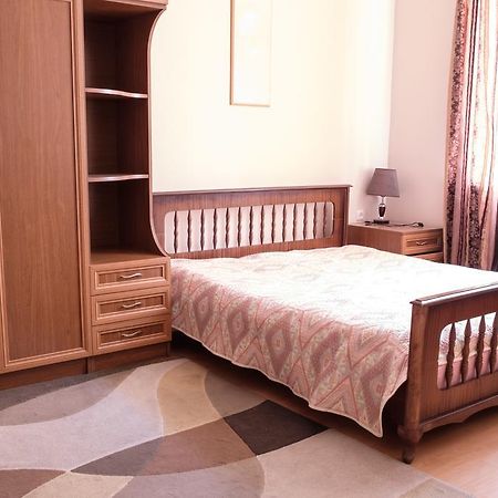 Apartment On Hanrapetutyan Street Jerevan Buitenkant foto
