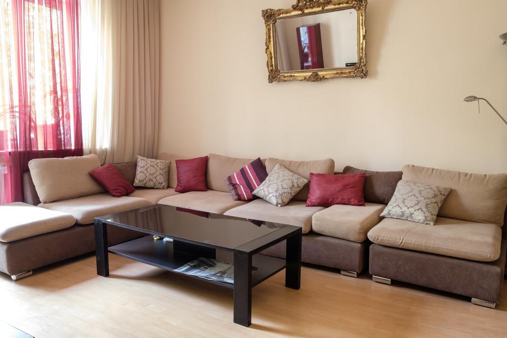 Apartment On Hanrapetutyan Street Jerevan Buitenkant foto