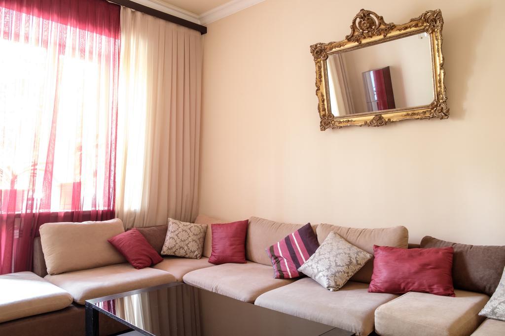 Apartment On Hanrapetutyan Street Jerevan Buitenkant foto