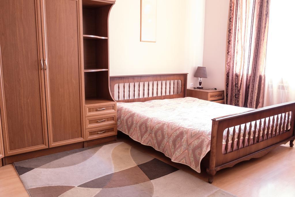Apartment On Hanrapetutyan Street Jerevan Buitenkant foto