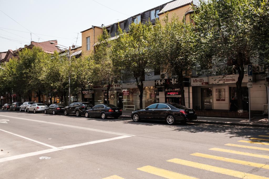 Apartment On Hanrapetutyan Street Jerevan Buitenkant foto